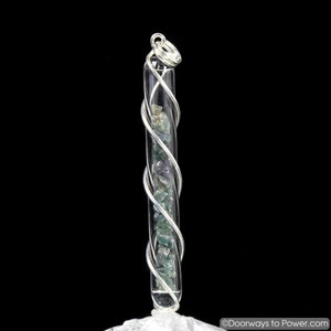 Colgante de cristal de alejandrita raro con doble hélice de alambre enrollado