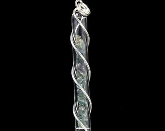 Raro ciondolo in cristallo di alessandrite con doppia elica avvolta in filo metallico