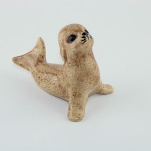 茶色いアザラシの陶器置物 ミニチュアセラミック製アシカアザラシの動物、小さな茶色とオレンジ色