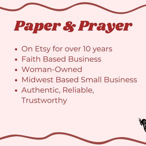 K&ouml;nnte beinhalten: Eine hellrosa Grafik mit dem Text "Paper & Prayer" in Kastanienbraun. Der Text ist von einem kastanienbraunen Rahmen umgeben. Zus&auml;tzlicher Text lautet "Seit &uuml;ber 10 Jahren bei Etsy", "Glaubensbasiertes Unternehmen", "Im Besitz von Frauen", "Kleines Unternehmen mit Sitz im Mittleren Westen" und "Authentisch, zuverl&auml;ssig, vertrauensw&uuml;rdig". Eine Taubengrafik befindet sich in der unteren rechten Ecke.