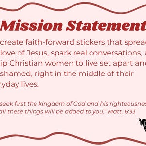 K&ouml;nnte beinhalten: Eine hellrosa Grafik mit einem dunkelroten Rand und dem Text &bdquo;Mission Statement&ldquo;. Der Text beschreibt glaubensorientierte Aufkleber, die Liebe Jesu und die Ausstattung christlicher Frauen. Eine schwarze Taubengrafik befindet sich unten rechts.