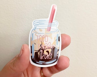 Peut inclure: Un autocollant représentant un bocal en verre rempli de café glacé avec une paille rose. Le texte sur l'autocollant est "Iced Coffee is Bae."