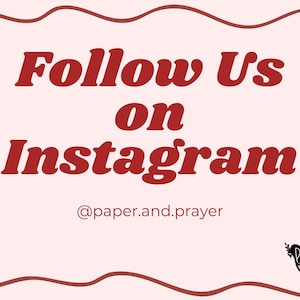 K&ouml;nnte beinhalten: Hellrosa Grafik mit dem Text "Follow Us on Instagram" in roter Schrift. Der Instagram-Handle @paper.and.prayer wird darunter angezeigt, mit einem schwarzen Taubenlogo in der unteren rechten Ecke.