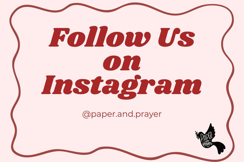 K&ouml;nnte beinhalten: Hellrosa Grafik mit dem Text "Follow Us on Instagram" in roter Schrift. Der Instagram-Handle @paper.and.prayer wird darunter angezeigt, mit einem schwarzen Taubenlogo in der unteren rechten Ecke.
