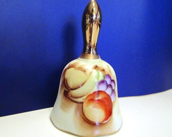 Campanula portafrutta vintage in porcellana Enesco: manico dorato dipinto a mano.