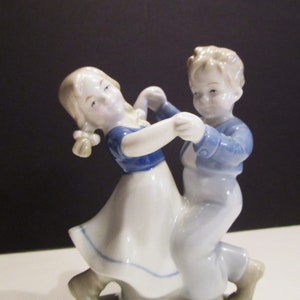Wagner & Apel Porcelain Figurine, Wagner  Apel Boy and Girl Dancing Porcelain Figurine, Wagner Apel Wagner Apel GDR Porcelain figurine, MER