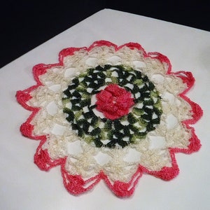 Dollhouse Crochet Rug, FREE SHIPPING, Flower Crochet Rose Doily Pink Green White, Miniature Dollhouse Rug 11 inches DIam, Dollhouse Accesori