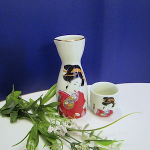 Vintage porseleinen sake-set geishameisjes: Japanse karaf en beker