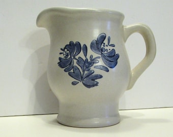 Jarra Pfaltzgraff Yorktowne: Jarra para crema con diseño floral gris azulado, para salsa, jarabe o cobertura de helado.