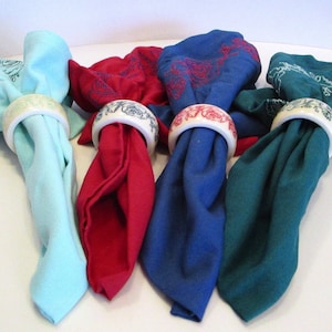 Napkins & Ring Holders Set Of 4 Floral Embroidered, 4 Napkin 4 Matching Napkin Rings, Embroidered set of Napkins with Matching Ceramic Rings
