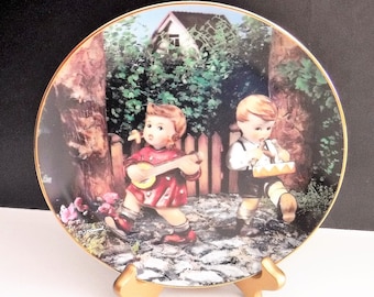 Piatto Hummel "Private Parade": Little Companions, 1992, con finiture in oro 23 carati.