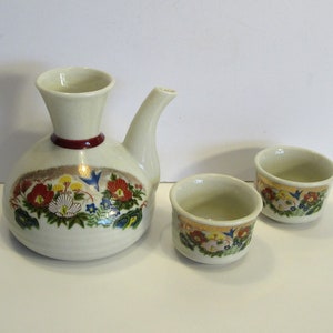 Sake Set, Vintage Sake/Tea set of 3, Japanese bottle 2 shot cups, Porcelain Asian Chinese style liquor Barware, Beautiful Asian Design, MER