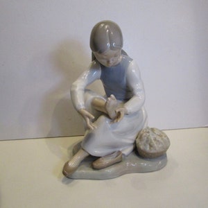 Lladro Young Girl Resting, Lladro Nao Daisa Spain porcelain statue sculpture 86 girl holding foot, NAO Daisa by Lladro Porcelain Figure Girl
