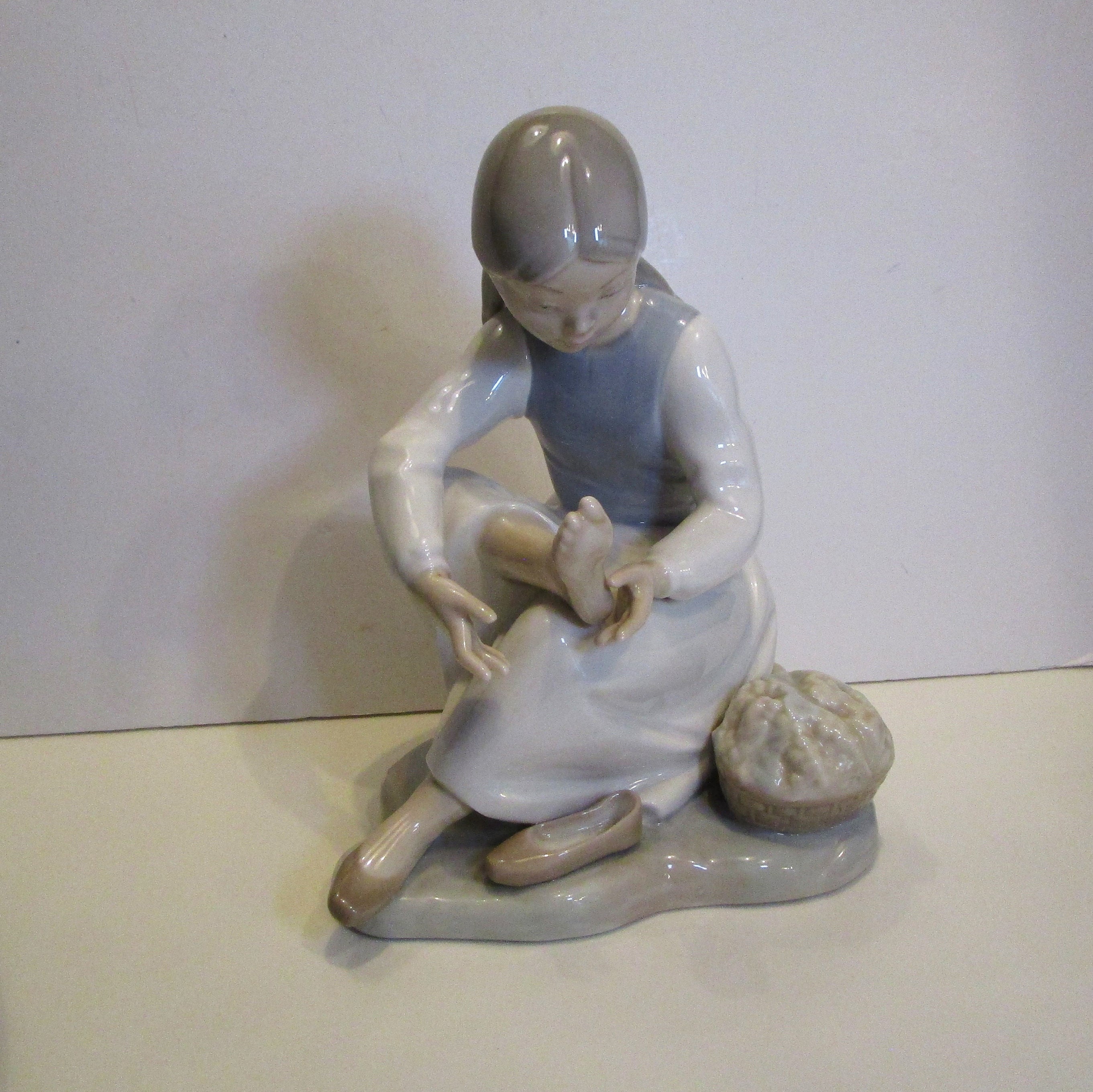 Lladro Nao Porcelain Girl Statue: Young Lady With Basket - Etsy Norway