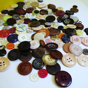 Colección de botones vintage: surtido de botones para manualidades de costura en frasco (4 1/2 pulgadas)
