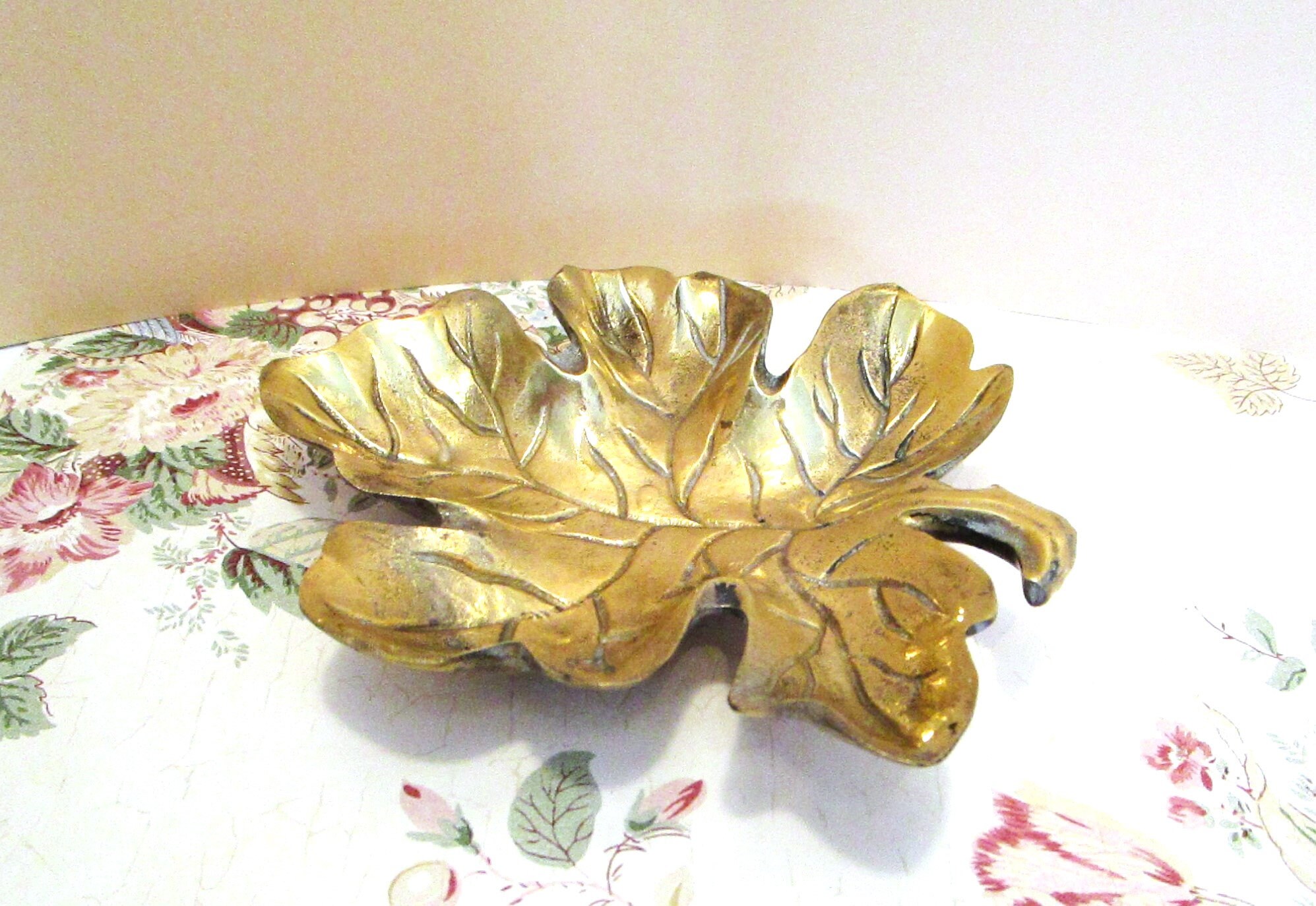真鍮製 リーフ型 器　小物入れ　ヴィンテージ　フランス　1970年代 ヴィンテージ真鍮リーフディッシュ：MCMの小物入れ/キャンディボウル