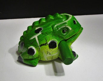 Instrument à percussion grenouille en bois vert : décor de porte-crayons sculpté