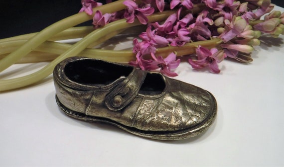Little Girls Bronzed Shoe, Antique Baby Shoe, Vintage Home Decor, Baby Girl  Nursery Decor, Little Girls Brass Shoe, Bronzed Brass Baby Shoe 