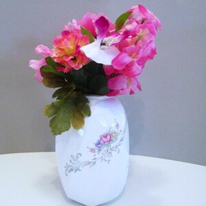 Jarrón Christopher Stuart Spring Crest Y1013 de porcelana fina blanca con flores y laterales hexagonales.