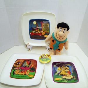 3 Flintstones Plates Pin & Plush Fred Denny&#39;s 1989 Set of 3, Vintage 9” Fred Flintstone Plush,  1980s Denny&#39;s Flintstone&#39;s To Go Button Pin