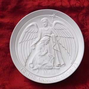 Plato navideño de Frankoma, plato de cerámica blanca, plato de John Frank de Frankoma Pottery "La Anunciación", plato coleccionable de Frankoma de 1973