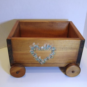 Houten wagen handgemaakt, landhuisdecor houten kist op wielen, handgemaakte handgeschilderde hartvormige krans, opbergdoos, houten speelgoedkist met wielen
