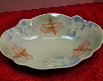 ヴィンテージの網目模様の陶器製皿 - 花のモチーフ/模様、金縁のトップ