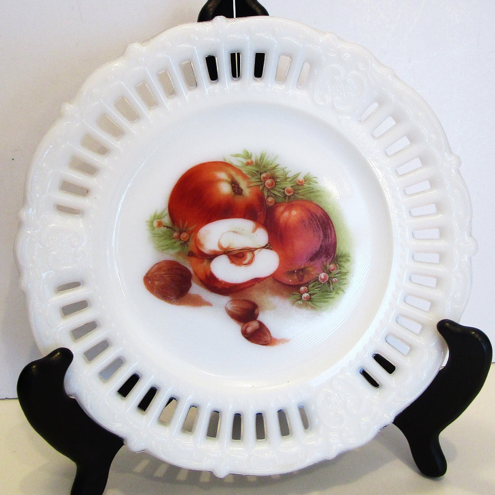 ヴィンテージアップルミルクガラスプレート：手描きのレースエッジ装飾