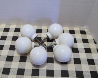 Antika vita porslinsskåpsknoppar: Shabby Farmhouse Ball Pulls