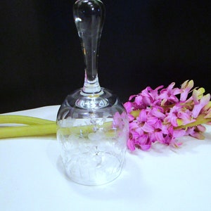 Campana di cristallo Krosno Polonia: motivo floreale inciso, vetro trasparente tagliato