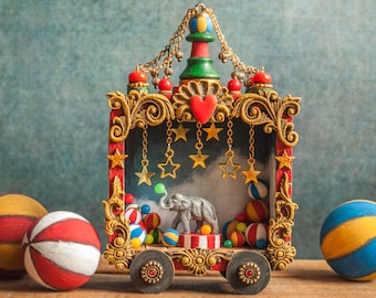 Minidiorama circustreinwagon met miniatuurolifant, miniatuur schaduwdoosmontagekunst