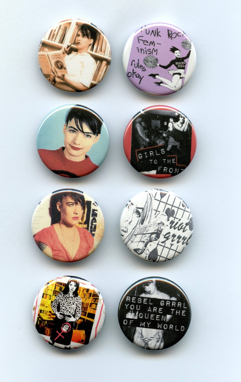 Pu&ograve; includere: Una collezione di otto bottoni rotondi con vari design. Alcuni bottoni presentano immagini di persone, mentre altri hanno testo come "Funk Rock, feminism rules okay" e "Girls to the Front". I bottoni sono colorati e hanno un'estetica vintage.