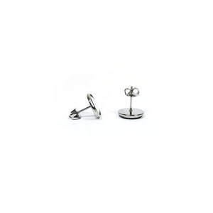 Peut inclure: Deux boucles d'oreilles &agrave; clous argent&eacute;es avec un motif circulaire sont pr&eacute;sent&eacute;es sur fond blanc. Une boucle d'oreille est sur le c&ocirc;t&eacute;, montrant la tige et le dos. L'autre boucle d'oreille est droite, r&eacute;v&eacute;lant la tige et le dos.