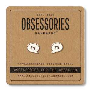 Puede incluir: Un par de pendientes de plata con un diseño de burbuja de diálogo blanca. La burbuja de diálogo dice "BYE" en texto negro. Los pendientes son hipoalergénicos y de acero quirúrgico. La tarjeta dice "OBSESSORIES HANDMADE" y "ACCESSORIES FOR THE OBSESSED".
