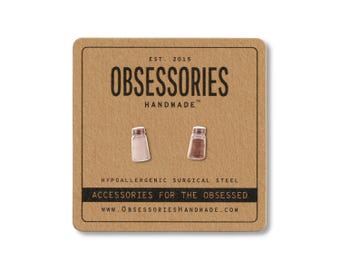 Pendientes de botón con forma de salero y pimentero. Pendientes pequeños. Accesorios de joyería. Coleccionable. Salero de colección. Idea de regalo. Estilo kitsch.