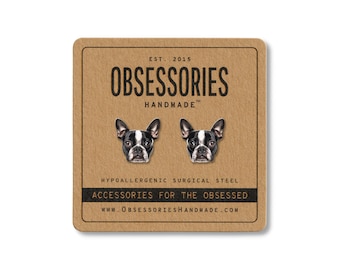 Può includere: Orecchini a bottone con design Boston Terrier su una scheda marrone. La scheda mostra il testo "OBSESSORIES HANDMADE" e "ACCESSORIES FOR THE OBSESSED". Gli orecchini sono neri, bianchi e grigi. La scheda indica anche che sono in acciaio chirurgico ipoallergenico.