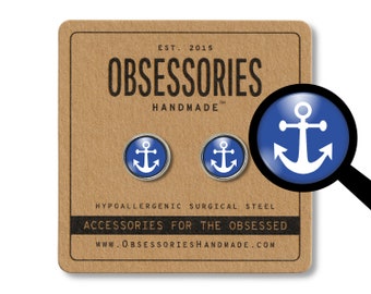 Könnte beinhalten: Ein Paar blaue und weiße Ankerohrringe aus hypoallergenem Chirurgenstahl. Die Ohrringe befinden sich auf einer braunen Karte mit dem Text "OBSESSORIES HANDMADE" und "ACCESSORIES FOR THE OBSESSED".