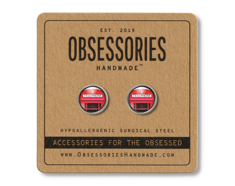 Puede incluir: Un par de pendientes de cabina telef&oacute;nica roja con detalles plateados. Los pendientes son hipoalerg&eacute;nicos y est&aacute;n hechos de acero quir&uacute;rgico. La tarjeta dice "OBSESSORIES HANDMADE" y "ACCESSORIES FOR THE OBSESSED".