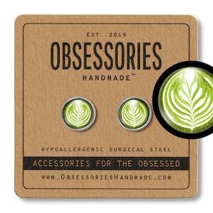 Regalo de matcha Arte con latte de matcha Pendientes de té matcha Pendientes de botón de té verde matcha Joyas de té Regalo de té Taza de té Bolsita de té Tetera Corazón de espuma