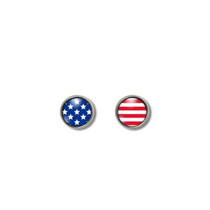 Pode incluir: Dois bot&otilde;es redondos de cor prateada com um design de bandeira americana azul e branca e um design de bandeira americana vermelha e branca listrada.
