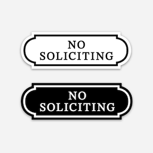 Puede incluir: Dos letreros, uno negro y uno blanco, con el texto "NO SOLICITING" en una fuente decorativa.