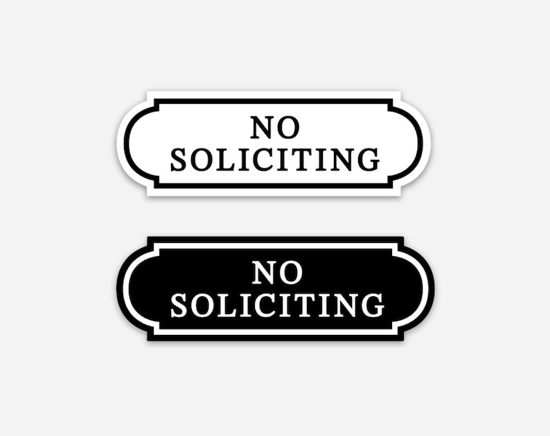 Puede incluir: Dos letreros, uno negro y uno blanco, con el texto "NO SOLICITING" en una fuente decorativa.