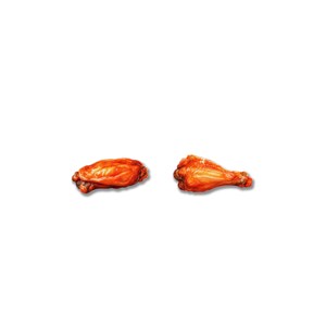 Puede incluir: Dos alitas de pollo cocinadas con un exterior dorado y crujiente. Las alitas se presentan sobre un fondo blanco liso, resaltando su textura y color. La imagen muestra el aspecto apetitoso de la comida.