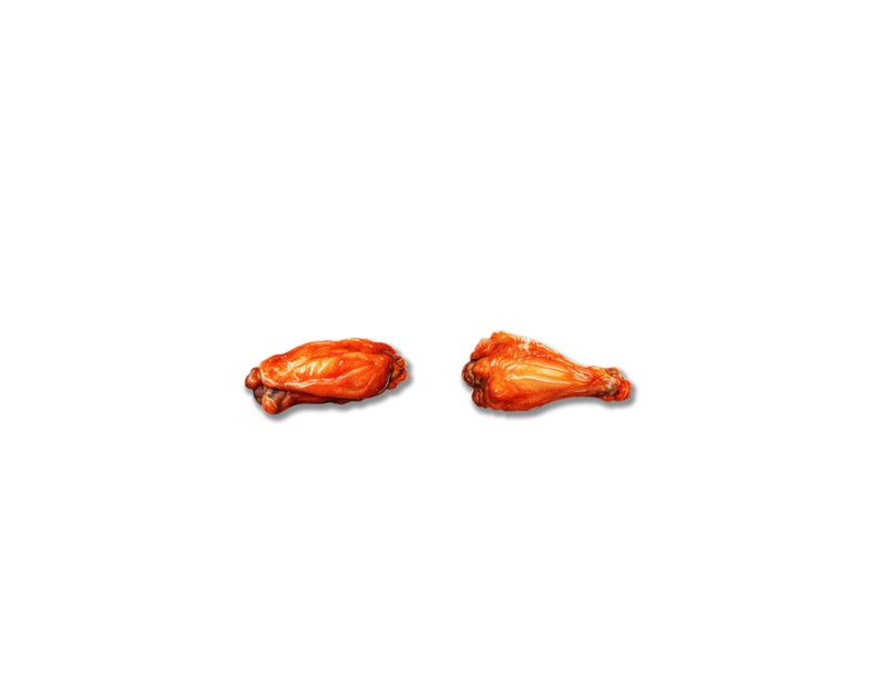 Puede incluir: Dos alitas de pollo cocinadas con un exterior dorado y crujiente. Las alitas se presentan sobre un fondo blanco liso, resaltando su textura y color. La imagen muestra el aspecto apetitoso de la comida.