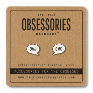 Może przedstawiać: Brązowa karta z tekstem "OBSESSORIES" w białych literach. Karta zawiera również tekst "EST. 2015" i "HANDMADE" w białych literach. Karta ma dwie białe emaliowane szpilki z tekstem "OMG" w czarnych literach. Karta zawiera również tekst "HYPOALLERGENIC SURGICAL STEEL" i "ACCESSORIES FOR THE OBSESSED" w białych literach. Karta zawiera tekst "WWW.OBSESSORIESHANDMADE.COM" w białych literach.