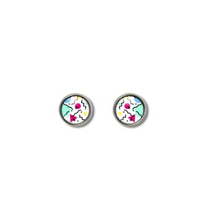 K&ouml;nnte beinhalten: Ein Paar silberne Ohrstecker mit wei&szlig;em Hintergrund und einem bunten geometrischen Muster. Das Muster enth&auml;lt rosa, blaue, gelbe und schwarze Formen.