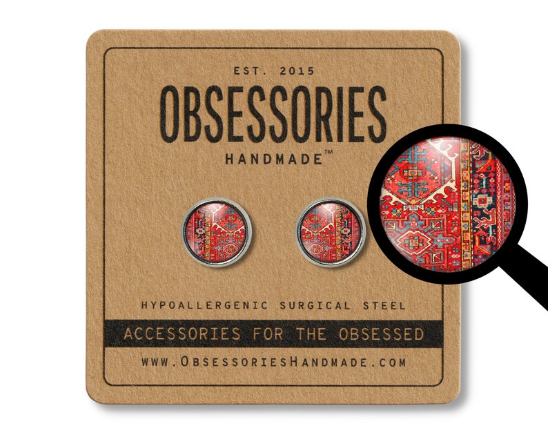 K&ouml;nnte beinhalten: Ein Paar Ohrstecker mit einem roten, blauen und wei&szlig;en Muster, das an einen traditionellen Teppich erinnert. Die Ohrringe sind aus hypoallergenem Chirurgenstahl gefertigt und mit "OBSESSORIES HANDMADE" gekennzeichnet.