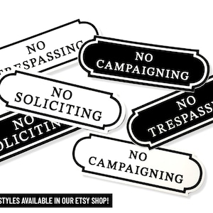 Puede incluir: Se&ntilde;ales en blanco y negro con esquinas redondeadas y un borde decorativo. Las se&ntilde;ales dicen "No Trespassing", "No Soliciting", "No Campaigning" y se repiten en un orden diferente.