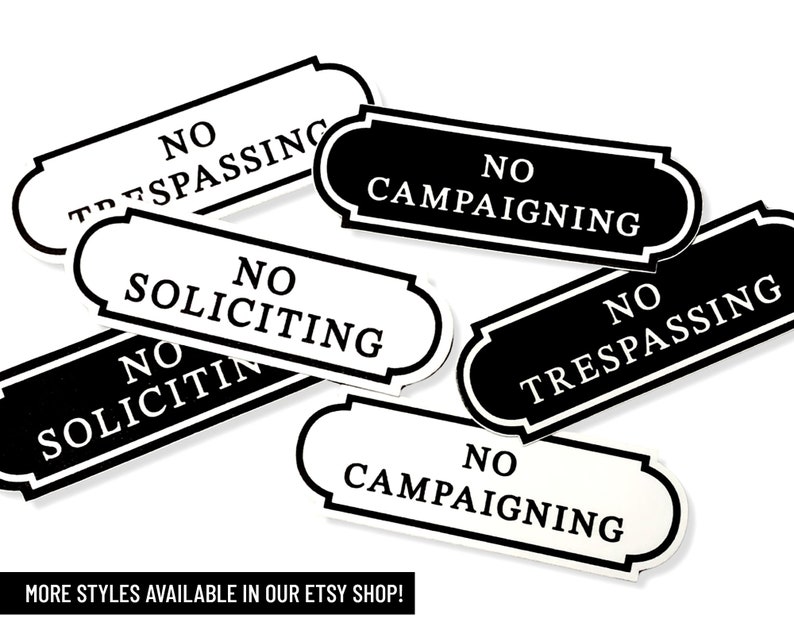 Puede incluir: Se&ntilde;ales en blanco y negro con esquinas redondeadas y un borde decorativo. Las se&ntilde;ales dicen "No Trespassing", "No Soliciting", "No Campaigning" y se repiten en un orden diferente.