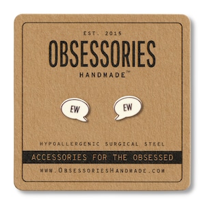 Può includere: Un paio di orecchini argentati con un design a forma di fumetto bianco. I fumetti dicono "EW" in lettere nere. Gli orecchini sono ipoallergenici e realizzati in acciaio chirurgico. La carta dice "OBSESSORIES HANDMADE" e "ACCESSORIES FOR THE OBSESSED".